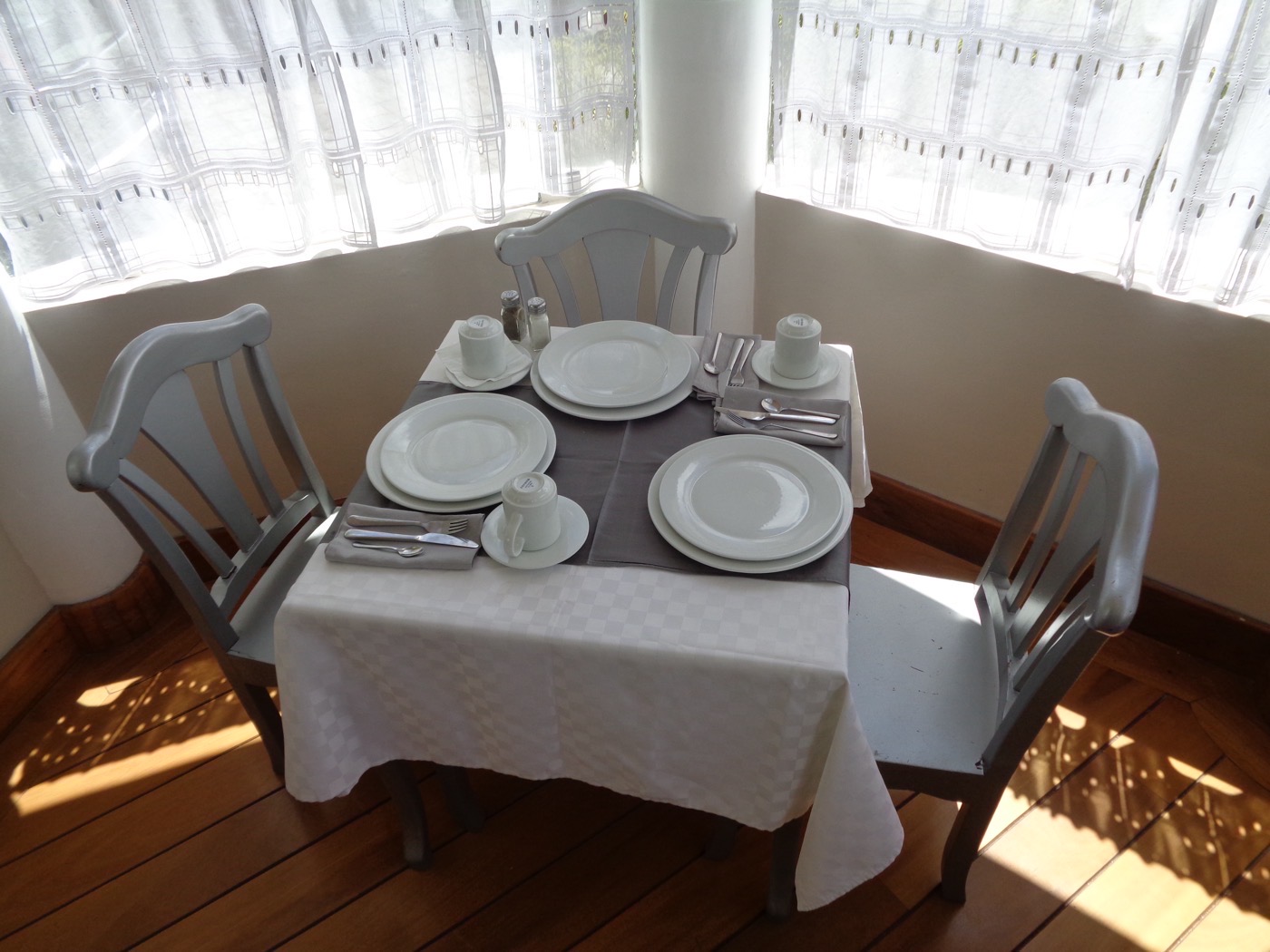 Small lodge dining room with prepared dinner table